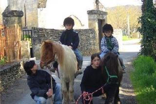  为孩子们提供骑马服务 